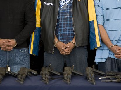 Imagen de archivo de tres integrantes de un grupo delictivo dedicado al tráfico de armas y drogas en México.
