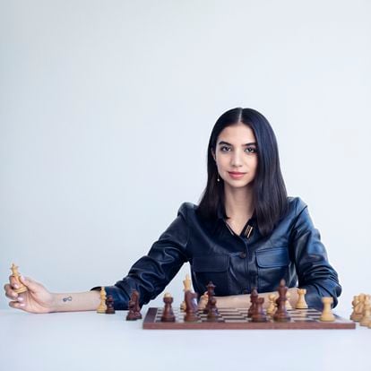 Sara Khadem, el 10 de enero, ante un tablero de ajedrez en España.
