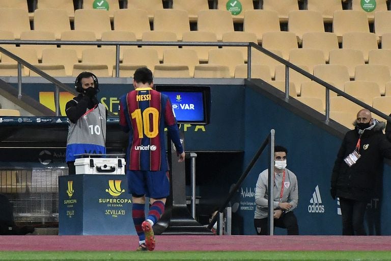 Messi abandona el campo tras ser expulsado en la final de la Supercopa.