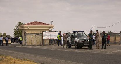 Agentes de la Guardia Civil en la base de Mor&oacute;n durante una protesta de la plantilla. 