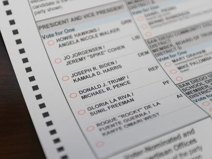Una papeleta de voto por correo para las presidenciales en Estados Unidos. RISHI DEKA / ZUMA PRESS /