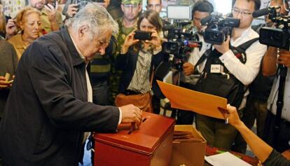 Jos&eacute; Mujica, desposita su voto, este domingo.