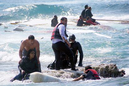 L'accident s'ha produït quan per motius desconeguts l'embarcació ha quedat encallada a les roques, prop de la platja, i posteriorment s'ha enfonsat. A la imatge, diverses persones col·laboren en el rescat dels immigrants a l'illa grega de Rodes.