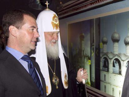 El presidente ruso, Dimitrri Medv&eacute;dev, visita una exposici&oacute;n sobre la iglesia ortodoxa junto al patriarca Kiril.