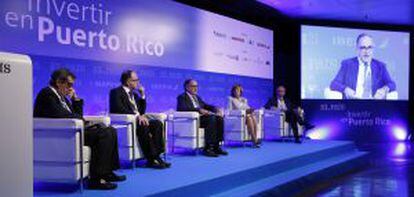 De izquierda a derecha, el director general de Autopistas Internacionales de Abertis, Carlos del Río; el presidente de Iberia, Luis Gallego; Javier Ayuso, adjunto al director del diario EL PAÍS; la presidenta de MC-21 Corporation, Rosa María Hernández, y el director general adjunto de Estrategia y Desarrollo Corporativo de Mapfre, Fernando Mata.  / LUIS SEVILLANO