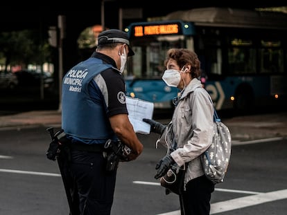 Control de la policial en puente de Vallecas, el lunes.