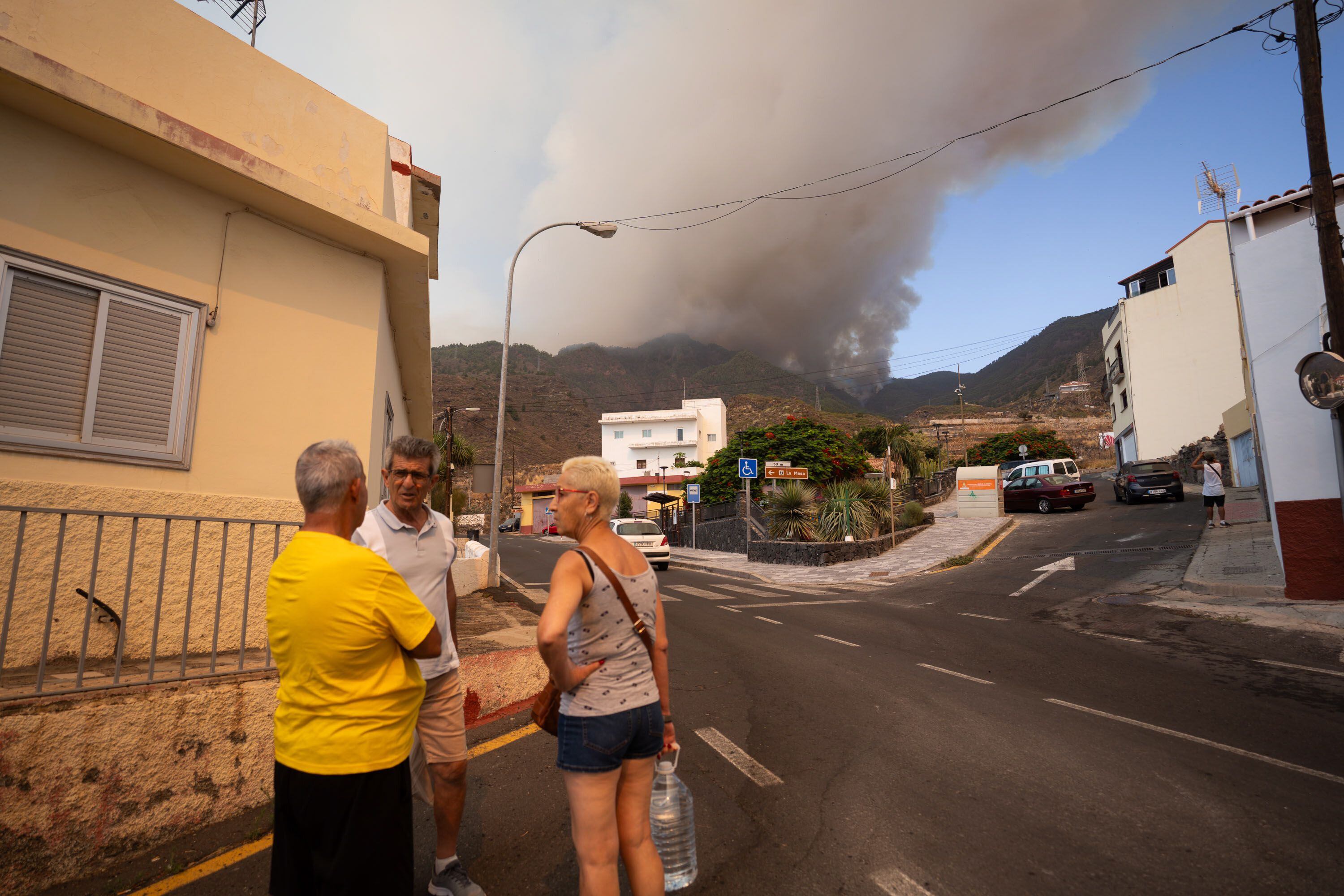 Varios vecinos del barrio de Igueste de Candelaria observaban el incendio, el miércoles.