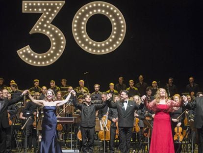 Los artistas que pariciparon ayer en la gala d elos 30 a&ntilde;os de Peralada (de izquierda a derecha): Marcelo &Aacute;lvarez, Eva Maria Westbrook, Daniele Rustioni, Carlos &Aacute;lvarez, Sondra Radvanovsky y Ambrogio Maestri.