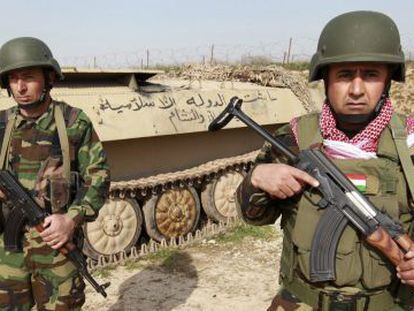 Dos combatientes kurdos montan guardia en las afueras de Mosul (Irak). 