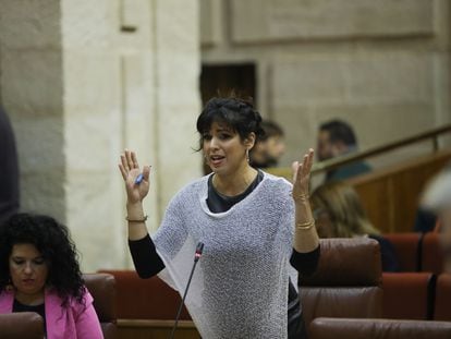 La portavoz de Adelante Andalucía, Teresa Rodríguez, en uno de los plenos del Parlamento andaluz.