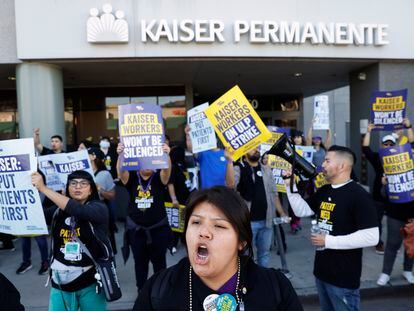Los trabajadores del sector salud se manifiestan frente a uno de los hospitales de Kaiser Permanente en Los Ángeles en el primer día de la huelga.