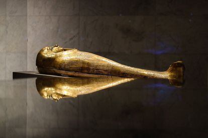 Sarcófago dorado que se exhibe en el nuevo Museo Nacional de la Civilización Egipcia, fotografiado este domingo.