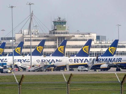 Aviones de Ryanair aparcados en el aeropuerto de Dublín.