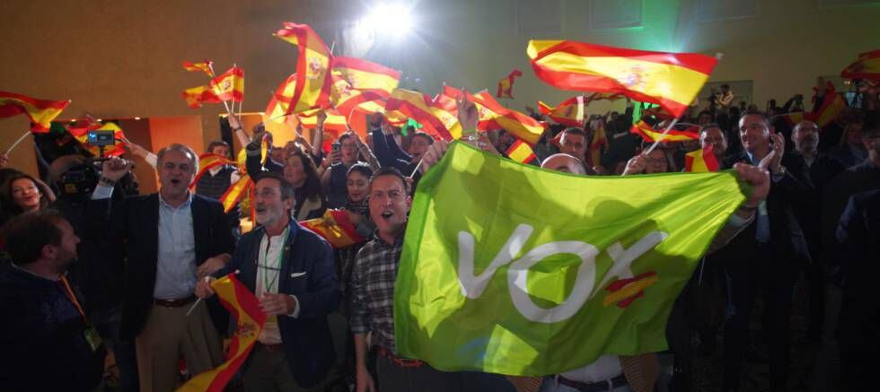 Seguidores de Vox celebran los resultados de las elecciones andaluzas.
