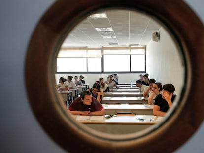 Alumnos durante las pruebas de selectivad en Valencia.