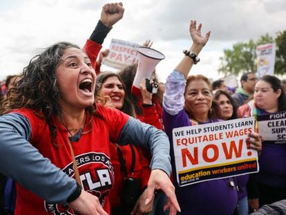 Miles de trabajadores escolares de Los Ángeles se reunieron el jueves en un parque para culminar una huelga de tres días.