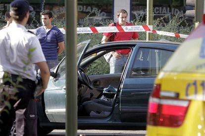 La policía inspecciona el Renault Megane en el que viajaba la mujer fallecida a tiros en Ciudad Lineal.