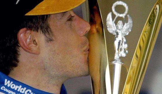 Freire besa el trofeo de ganador de la Milán-San Remo en 2004.