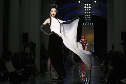 La firma de moda de Jean Paul Gaultier pertenece desde 2011 al grupo español Puig. Una alianza que el diseñador no duda en equipara con un matrimonio y que rubrica su intensa relación con España.