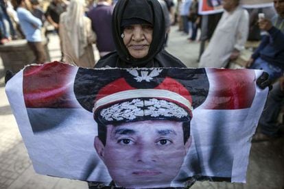 Una egipcia muestra una pancarta con la faz del general Abdel Fatah al Sisi, art&iacute;fice del golpe.