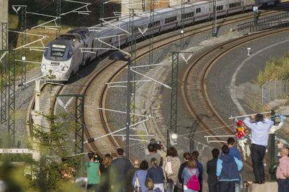 El tren Alvia toma la curva de Angrois durante el acto en recuerdo de las v&iacute;ctimas.