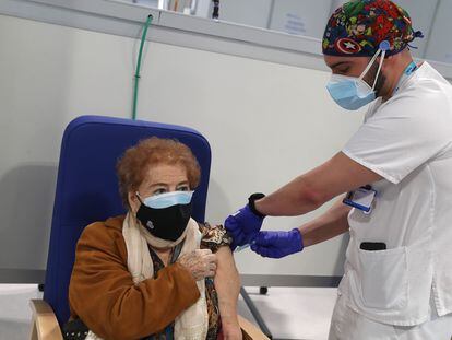 Victorina Legaz, de 100 años, recibe la primera dosis de la vacuna en el Hospital de emergencias Enfermera Isabel Zendal este miércoles.