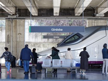 Viajeros esperan la llegada de un AVE en la estación de Córdoba.