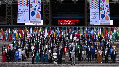 Algunos de los 120 ministros de Cultura invitados a Mondiacult 2022, posan para un retrato afuera del Auditorio Nacional de Ciudad de México, el 28 de septiembre de 2022.