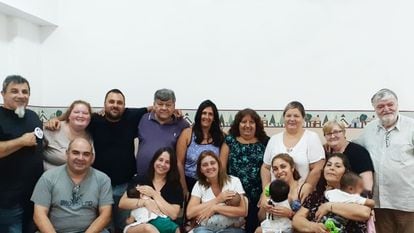 Un grupo de familias de acogida de Hogares de Belén, en Buenos Aires, Argentina.