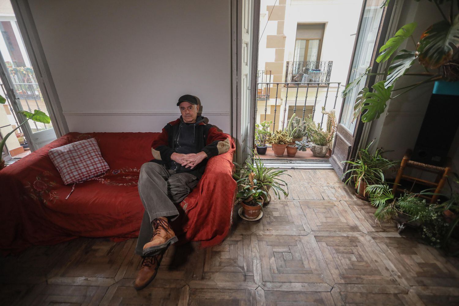 Sebastián Navarro, en su casa de alquiler de Fusara ubicada en la calle de Olivar (Lavapiés), el pasado lunes. 