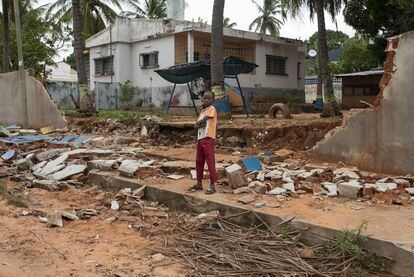 El pasado 25 de abril, el ciclón Kenneth golpéo el norte de Mozambique y a su paso ha dejado 45 muertos, más de 100 heridos y unos 250.000 damnificados. Este desastre natural ha golpeado al país africano apenas un mes después del devastador Idai, que provocó un millar de víctimas mortales. En la imagen, un niño posa delante de su casa destrozada en la localidad de Pemba, una de las más afectadas, a la espera de que su escuela reabra. El archipiélago de las Quirimbas también ha resultado gravemente afectado. Algunas de sus islas, como la hermosa Ibo, donde la Cooperación Española implementó programas de desarrollo cultural, y algunas ONG, como la Fundación Ibo, apoyan el desarrollo socioeconómico desde hace dos décadas, están devastadas. "En los años que llevamos aquí nunca nos tuvimos que enfrentar a una situación como esta, un 80% de la isla está destrozado, 3.000 personas sin hogar, todos nuestros proyectos han sido suspendidos de momento y todas nuestras infraestructuras han sido afectadas y necesitan reconstrucción", afirman. Una situación que se repite en otras zonas. Todos coinciden en que es urgente la ayuda.