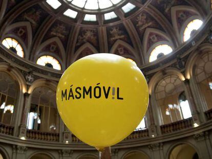 Un globo con el logo de Masmovil en el estreno de la compañía en Bolsa en 2017