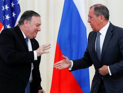 El secretario de Estado de EE UU, Mike Pompeo, saluda a su homólogo ruso, Serguei Lavrov, este martes en Sochi.