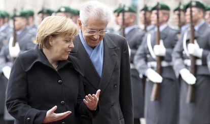 La canciller alemana, Angela Merkel, y el primer ministro italiano, Mario Monti, este miércoles en Berlín.
