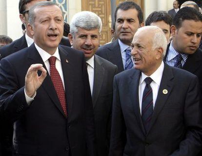 El primer ministro turco, Recep Tayyip Erdogan, junto al secretario general de la Líga Árabe, Nabil al Arabi