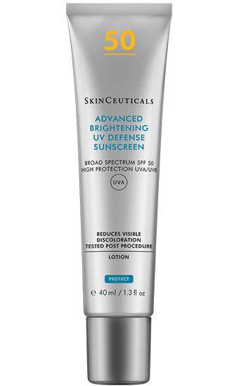 Protector solar Advanced Brightening UV Defense SPF50 de SkinCeuticals (45 €) con 1% de ácido tranexámico.