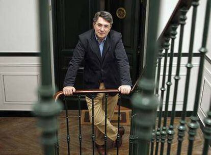 El escritor Andrés Trapiello, autor de <i>Los confines</i>, en su casa en Madrid.
