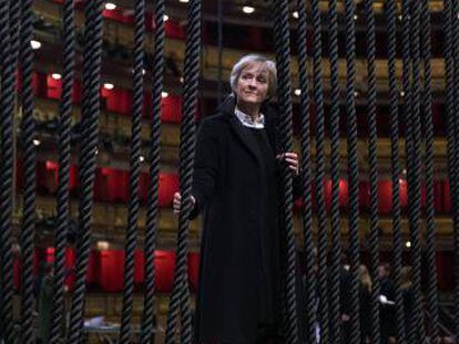 La directora de escena Deborah Warner en el escenario del Teatro Real, durante los ensayos de 'Billy Budd'.