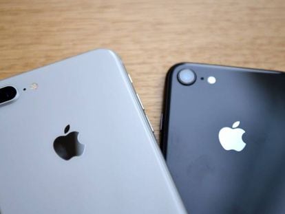 Dos iPhone en una tienda de Sídney, Australia. 