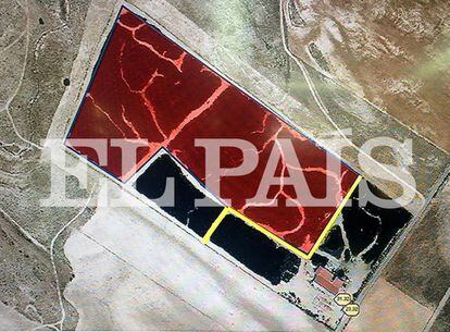 Foto aérea de la superficie quemada (en rojo) en el vertedero de neumáticos de Seseña.