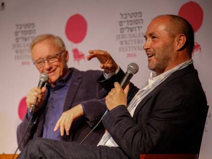 El escritor israel&iacute; David Grossman (izquierda) y Colum McCann, anoche en el debate inaugural del V Festival de Escritores de Jerusal&eacute;n.
