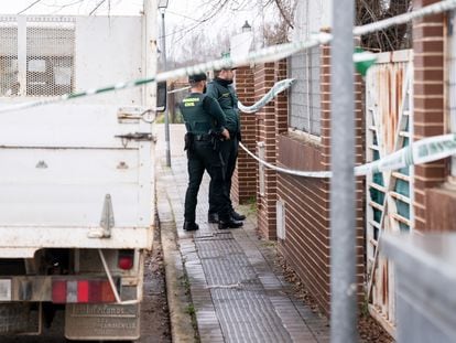 Dos guardias civiles frente a la vivienda donde han hallado asesinada a cuchilladas a una mujer embarazada en Escalona, Toledo.