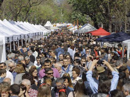 La Rambla de Catalunya, plena al migdia. 