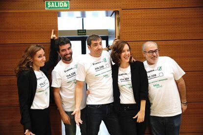 Los diputados de Más Madrid en la Asamblea, en una foto compartida por el partido, con camisetas en las que recuerdan a los desaparecidos en la Guerra Civil.
