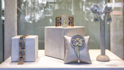 Cuatro joyas que identifican los diseños de los Masriera que todavía se pueden adquirir a las joyerías Bagués Masriera.