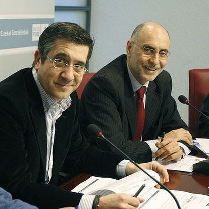 Patxi López (a la izquierda) y Rodolfo Ares, en la ejecutiva del PSE celebrada en Bilbao.
