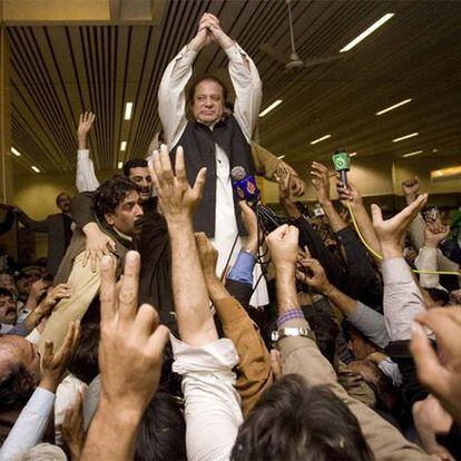 Nawaz Sharif, aclamado por sus seguidores en el aeropuerto de Lahore.