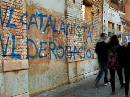 Pintada contra la Acad&egrave;mia de la Llengua frente a la sede de la instituci&oacute;n en Valencia.