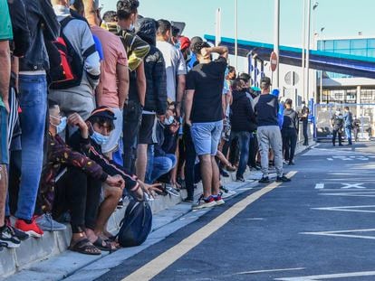 Larga cola de migrantes para pedir cita en la oficina de asilo en la frontera de El Tarajal (Ceuta), el miércoles.