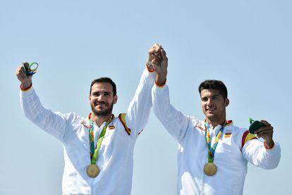 Saúl Craviotto y Cristian Toro celebran el oro en el podio.